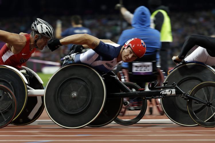Højteknologisk. De dyreste kørestole koster op mod 70.000 kroner. Her er det den dobbelte guldvinder David Weir. 