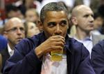 Skål. Barack Obama er blevet berømt for at drikke øl under valgkampen. »Four more beers«, er folk begyndt at råbe som en parodi på det berømte politiske slogan »four more years«. 