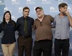 Stjerner. Philip Seymour Hoffman og Joaquin Phoenix er stjerneduoen i 'The Master'. Yderst til højre ses Paul Thomas Anderson. 
