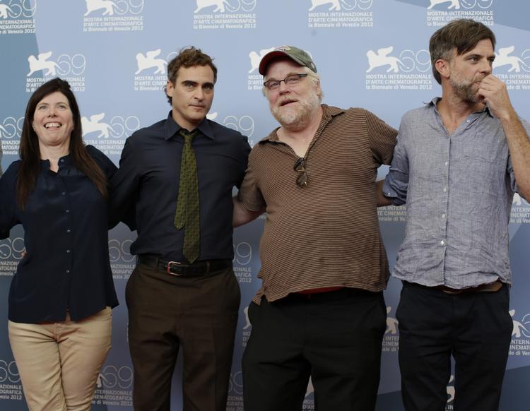 Stjerner. Philip Seymour Hoffman og Joaquin Phoenix er stjerneduoen i 'The Master'. Yderst til højre ses Paul Thomas Anderson. 