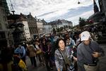 Strøgfest. Strøget flyder over af balloner, flyers, turister og gadeperfomere til dagens fest. 