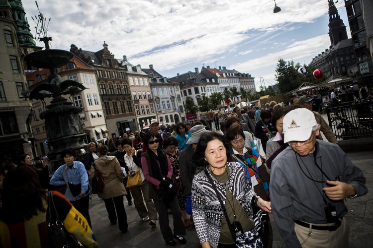 Strøgfest. Strøget flyder over af balloner, flyers, turister og gadeperfomere til dagens fest. 