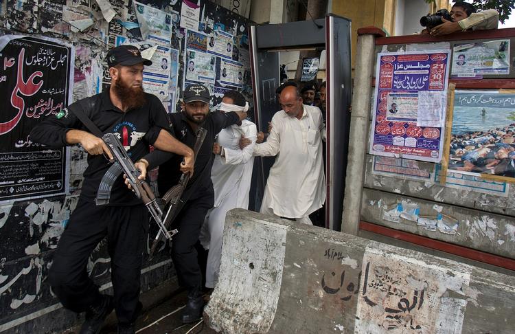 ULOVLIGT. En pakistansk imam bliver her ført væk af politiet. Han er mistænkt for at forsøge at få en 14-årige, kristen pige dømt for blasfemi. 