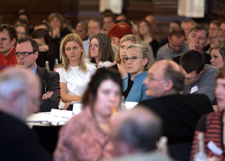 Belæssede. De danske lokalpolitikere er ikke i stand til at sætte sig tilfredsstillende ind i alle sager. Det bør der laves om på, mener Poul Aarøe Pedersen 
