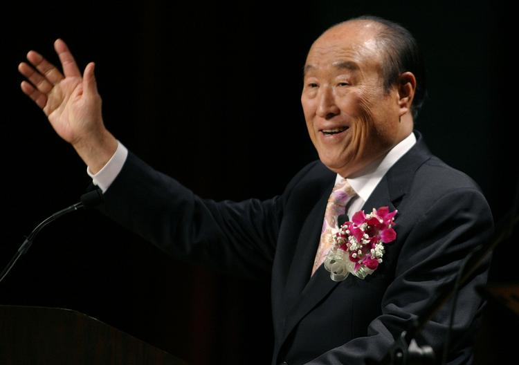 Moonbevægelsen. Sun Myung moon skrev i 1946 bogen 'Divine Principles', som skulle være fuldførelsen af Biblen efter 1. og 2. testamente. 
