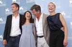 Succes. Manuskriptforfatter Anders Thomas Jensen, instruktør Susanne Bier, skurespiller Pierce Brosnan og skuespiller Trrine Dyrholm i Venedig. 