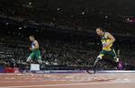 opløb. Brasilianeren Alan Cardoso Oliveira (tv.) suser over målstregen få hundrededele af et sekund foran favoritten, sydafrikaneren Oscar Pistorius. 