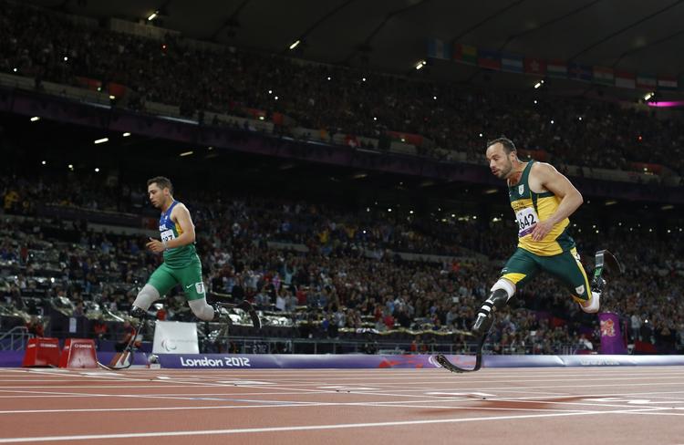 opløb. Brasilianeren Alan Cardoso Oliveira (tv.) suser over målstregen få hundrededele af et sekund foran favoritten, sydafrikaneren Oscar Pistorius. 
