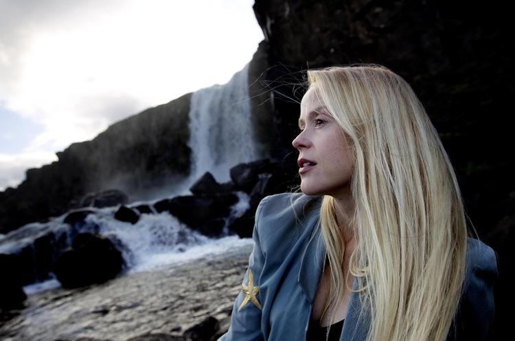 Dur. Det er en selvsikker Tina Dickow, der dukker frem på albummet 'Where Do You Go To Disappear?'. Selv har hun slået sig ned i Island. 