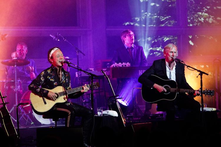 Popikoner. Publikum var begejstrede med koncerten.Og det var de fleste anmeldere egentlig også. 