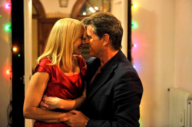 flirt. Trine Dyrholm med kemoterapi og husbondens utroskab i bagagen  støder -bogstaveligt talt - ind i Pierce Brosnan i skikkelse af britisk verdensmand i Susanne Biers nye komedie. Foto: Doane Gregory 
