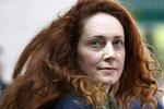 Den tidligere chefredaktør for den hedengangne tabloidavis News of the World Rebekah Brooks skal for retten i dag. 