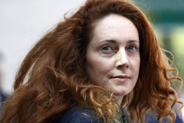 Den tidligere chefredaktør for den hedengangne tabloidavis News of the World Rebekah Brooks skal for retten i dag. 