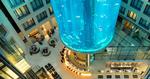 ELEVATORFISK. Lobbyen i Radisson Blu hotellet i Berlin har et akvarium, som man kan tage op igennem med en elevator. 