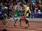 skuffelse. Guldmedaljevinder  på 200 meter, Alan Cardoso Oliveira (tv), siger tak for kampen til Oscar Pistorius, som dog ikke mente, at løbet havde været 'fair'. 