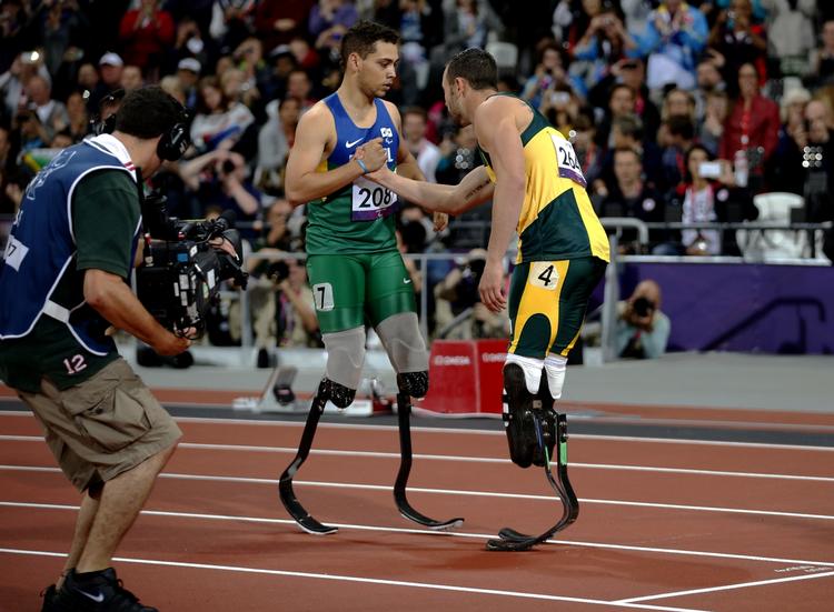 skuffelse. Guldmedaljevinder  på 200 meter, Alan Cardoso Oliveira (tv), siger tak for kampen til Oscar Pistorius, som dog ikke mente, at løbet havde været 'fair'. 
