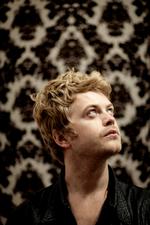 Enkelt. Christian Hjelm har skruet et velskabt album sammen - på dansk med fuld skrue fulgt op af en halv Helmig. 