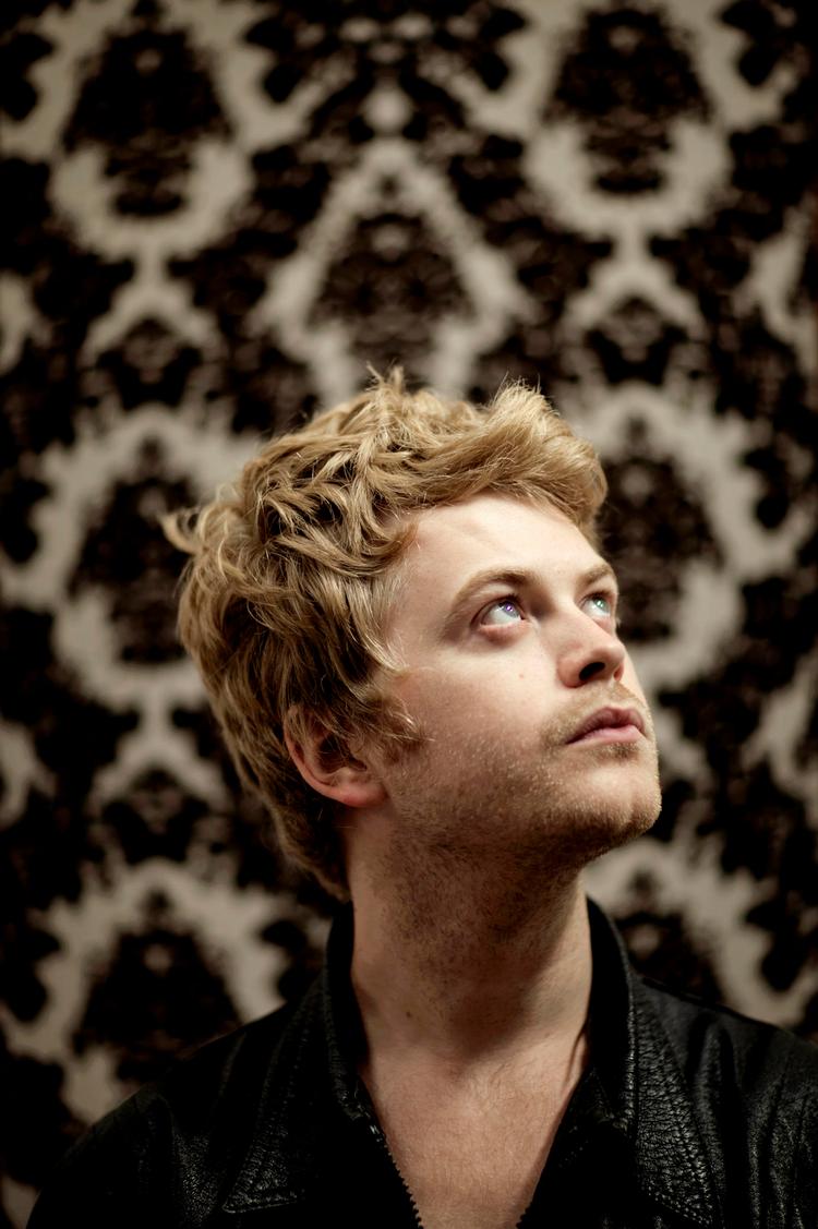 Enkelt. Christian Hjelm har skruet et velskabt album sammen - på dansk med fuld skrue fulgt op af en halv Helmig. 