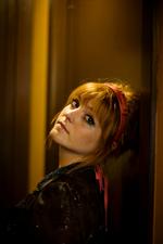 Musik. Sys Bjerre er kendt for sine sjove tekster og underholdende sange. Dem er der også flere af på hendes tredje album. 