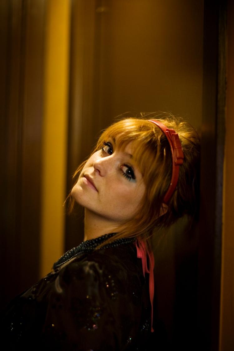 Musik. Sys Bjerre er kendt for sine sjove tekster og underholdende sange. Dem er der også flere af på hendes tredje album. 