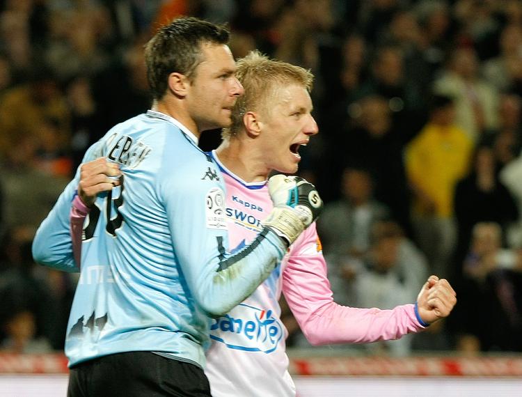 landsholdsklar. Stephan Andersen (tv) spiller til daglig i den franske klub Evian, hvor også landsholdskollegaen Daniel Wass (th) optræder. 