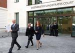 Den forhenværende chefredaktør på den lukkede Murdoch-avis News of the World, Rebekah Brooks, mødte op i retten i London i dag, hvor hun er tiltalt for at stå bag telefon-aflytninger. 