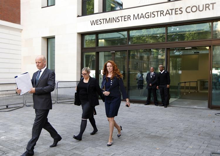 Den forhenværende chefredaktør på den lukkede Murdoch-avis News of the World, Rebekah Brooks, mødte op i retten i London i dag, hvor hun er tiltalt for at stå bag telefon-aflytninger. 