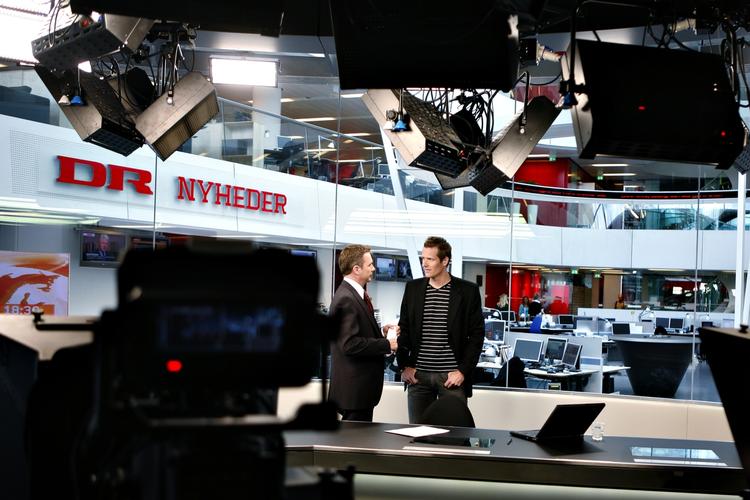 Medier. Kim Bildsøe og Peter Møller får fremover en halv time senere fri, når Tv-avisen ændrer sendetid til 21.30. 