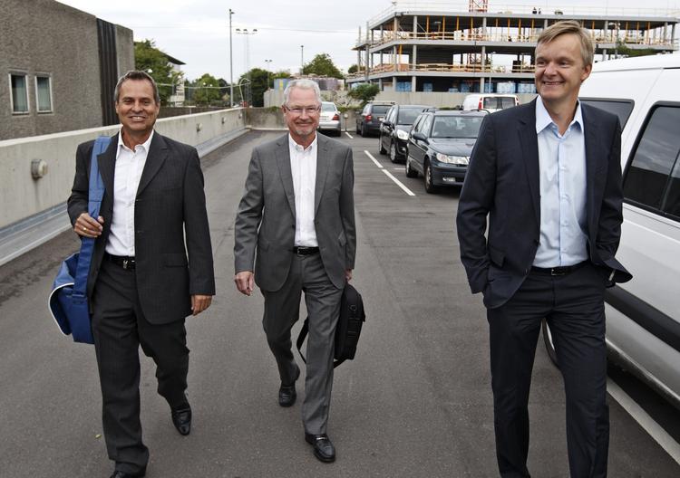 SKATTESAG. Journalist Jan Kjærgaard (tv) ankommer til afhøring i Skattesagskommissione sammen med advokat Ulrik Ibfelt og Ekstra Bladets chefredaktør Poul Madsen (th). 