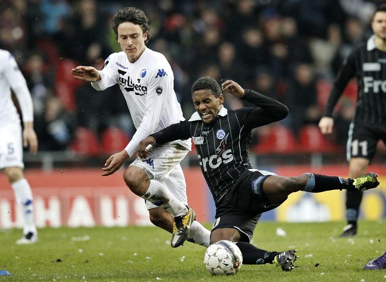 Hurtig. Modstanderne må ofte ty til ulovlige midler for at stoppe Quincy Antipas. Her er det FCK's Thomas Delaney, som har problemer. 