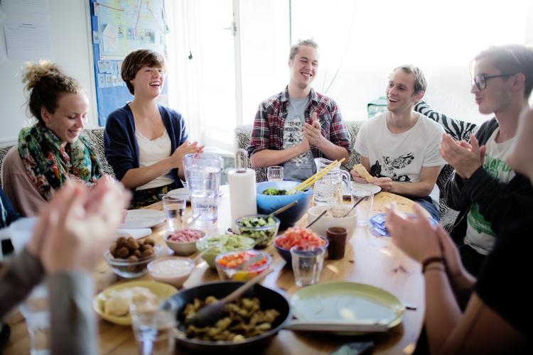FÆLLESMIDDAG. På Egmont Kollegiet er der fællesmidag fra mandag til torsdag. Man skiftes til at stå for madlavningen. 