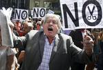 Nej! Spanien er et af de lande, hvor krisen har ramt hårdest. 'Nej til nedskæringer' står skiltet, som den vrede spanier stod med ved en demonstration i Madrid i lørdags. 