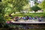 Forskønnet. Botanisk Have har fået en overhaling - og blandt andet en lille træbygge ved søen. 