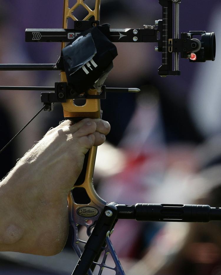armløs. Matt Stutzmans fod holder buen under den individuelle konkurrence i bueskydning ved paralympics i London. 
