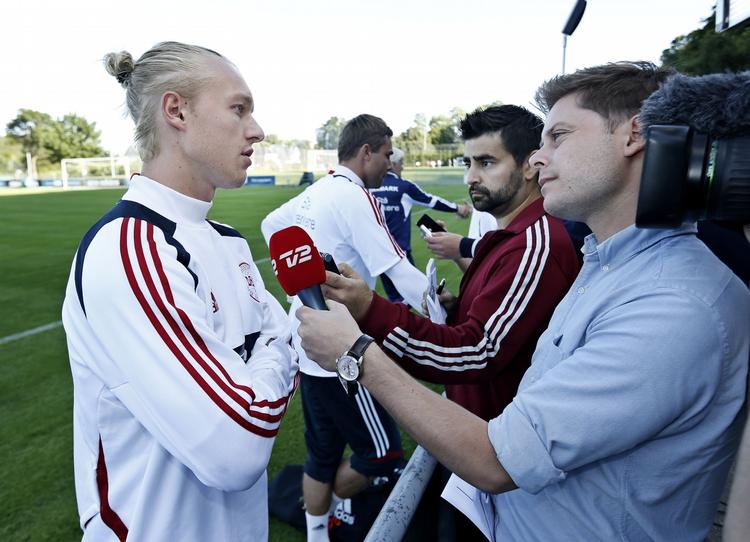 transfer. Simon Kjær er i Danmark for at deltage i træningen før kampen mod Tjekkiet lørdag. 