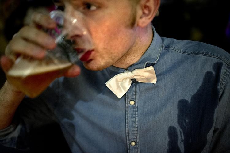 Skåååål. Når der er fest for eleverne på Ørestad Gymnasium, kan alle elever - også de, der ikke er myndige - købe alkohol i baren. 