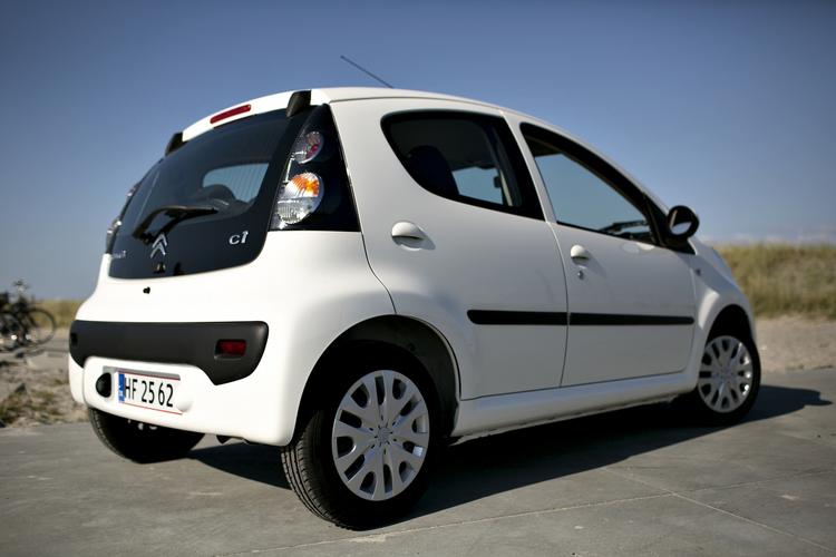 Småbiler. Danskerne køber mange biler, primært små vogne som f. eks. denne Citroen C1, viser nye tal for bilsalget. 