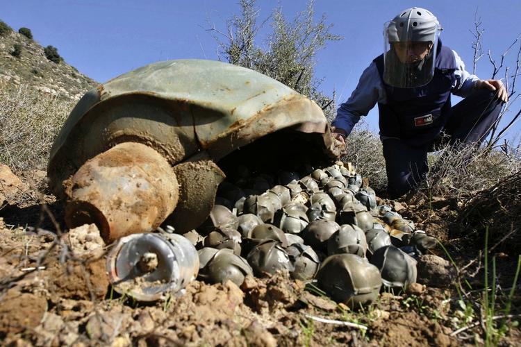 Debat. Danske nødhjælpsarbejdere har i årevis accepteret de erhvervsmæssige risici, der følger af at rydde miner og ueksploderet ammunition. Men de var trods alt undtaget for at betale skat i Danmark, skriver nødhjælpesarbejder. Arkivfoto af mineryder i Libanon. 