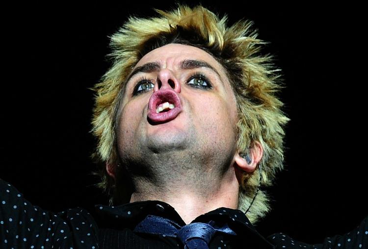 SYG. 40-årige Billie Joe Armstrong synger, skriver sangene og er lead-guitarist i Green Day. Tirsdag eftermiddag er der umiddelbart ingen opdateringer om, hvordan det går med den sygdom, Armstrong blev ramt af i weekenden. 
