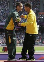 Tillykke. Oscar Pistorius (t.h.) ved siden af sin brasilianske overmand. 