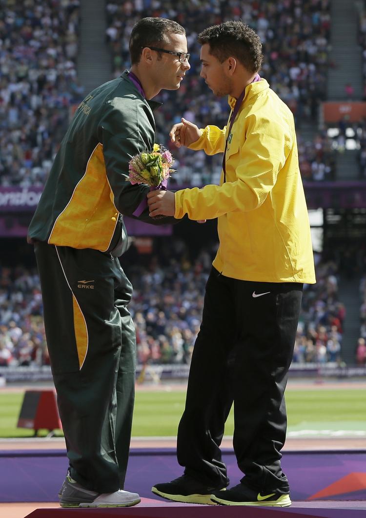 Tillykke. Oscar Pistorius (t.h.) ved siden af sin brasilianske overmand. 