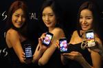 booth-babes. Samsung har undskyldt over for to indiske bloggere, at de blev tvunget til at optræde som repræsentanter for firmaet på IFA messen i Berlin. De mente selv, de havde fået frie hænder til at skrive, hvad de ville på deres blog. Arkivfoto. 