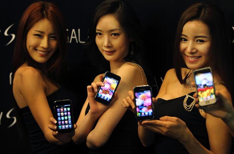 booth-babes. Samsung har undskyldt over for to indiske bloggere, at de blev tvunget til at optræde som repræsentanter for firmaet på IFA messen i Berlin. De mente selv, de havde fået frie hænder til at skrive, hvad de ville på deres blog. Arkivfoto. 