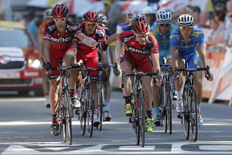 Nederlag. Cadel Evans (forrest) måtte flere gange have hjælp fra holdkammeraterne under touren i kampen for at begrænset tidstabet til Wiggins &amp; co. 