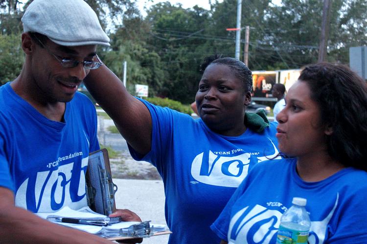 vælgerjagt. Derec Fragosa (28), Jauntell Wilson (30) og Cecilia Gonzalez (28) tager rundt i nogle af Floridas belastede kvarterer for at få folk til at skrive sig på valglisten. 