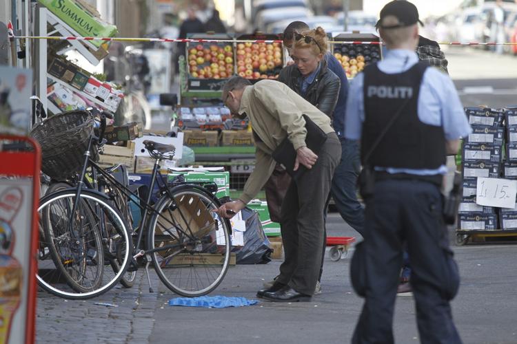 POLITIINDSATS. Betjente ved gerningssted ved Folkets Park efter et af de knivangreb, der plager området. 