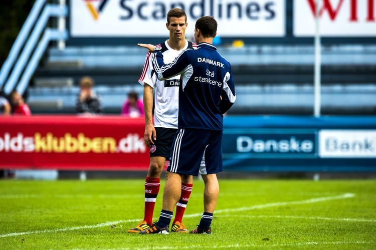 Rådgivning. Nicklas Helenius tager ved lære af den tidligere landsholdsstjerne Ebbe Sand. 