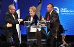 SKYDERI. Sikkerhedsfolk hiver vinderen af Quebecprovinsens valg, Pauline Marois, af scenen, da der blev skudt under partiets sejrsfest. Marois tilhører de fransktalendes løsrivelsesparti, der vil gøre provinsen til et selvstændigt land. 