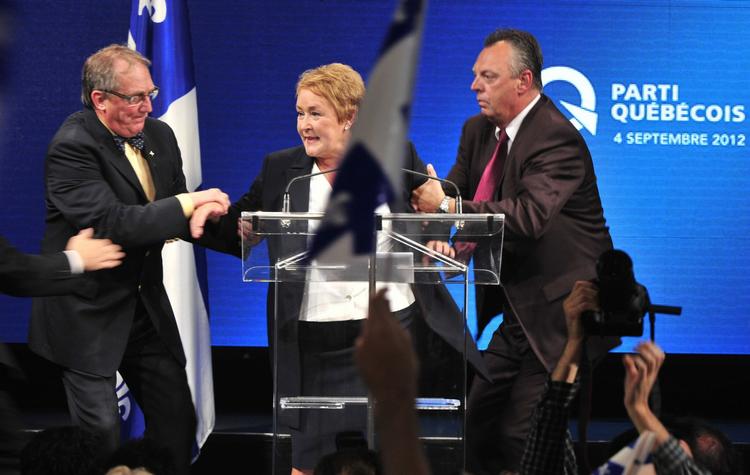 SKYDERI. Sikkerhedsfolk hiver vinderen af Quebecprovinsens valg, Pauline Marois, af scenen, da der blev skudt under partiets sejrsfest. Marois tilhører de fransktalendes løsrivelsesparti, der vil gøre provinsen til et selvstændigt land. 