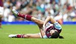 Nedtur. Andy Carroll lagde op til to scoringer i 3-0-sejren over Fulham i lørdags, men blev også skadet efter et sammenstød med Brede Hangeland. 